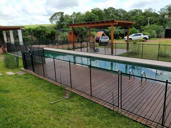 Cerca de segurança em piscina residencial