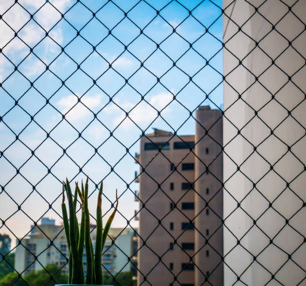 Rede de proteção removível para janela basculante