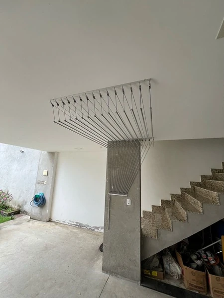 Varal de teto com cordas individuais